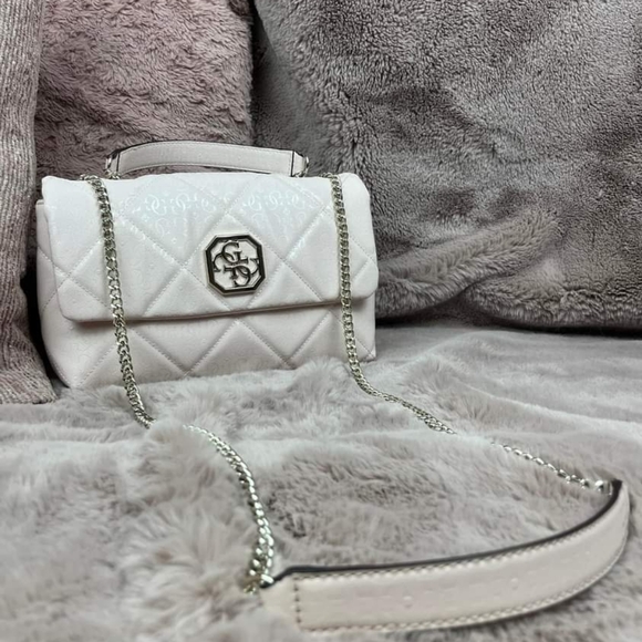 GUESS Dilla Quilted Logo - Picture 14 of 16